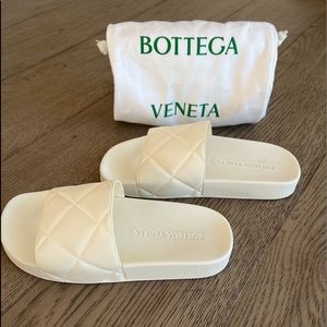 Bottega Veneta matelassé rubber pool sandals.